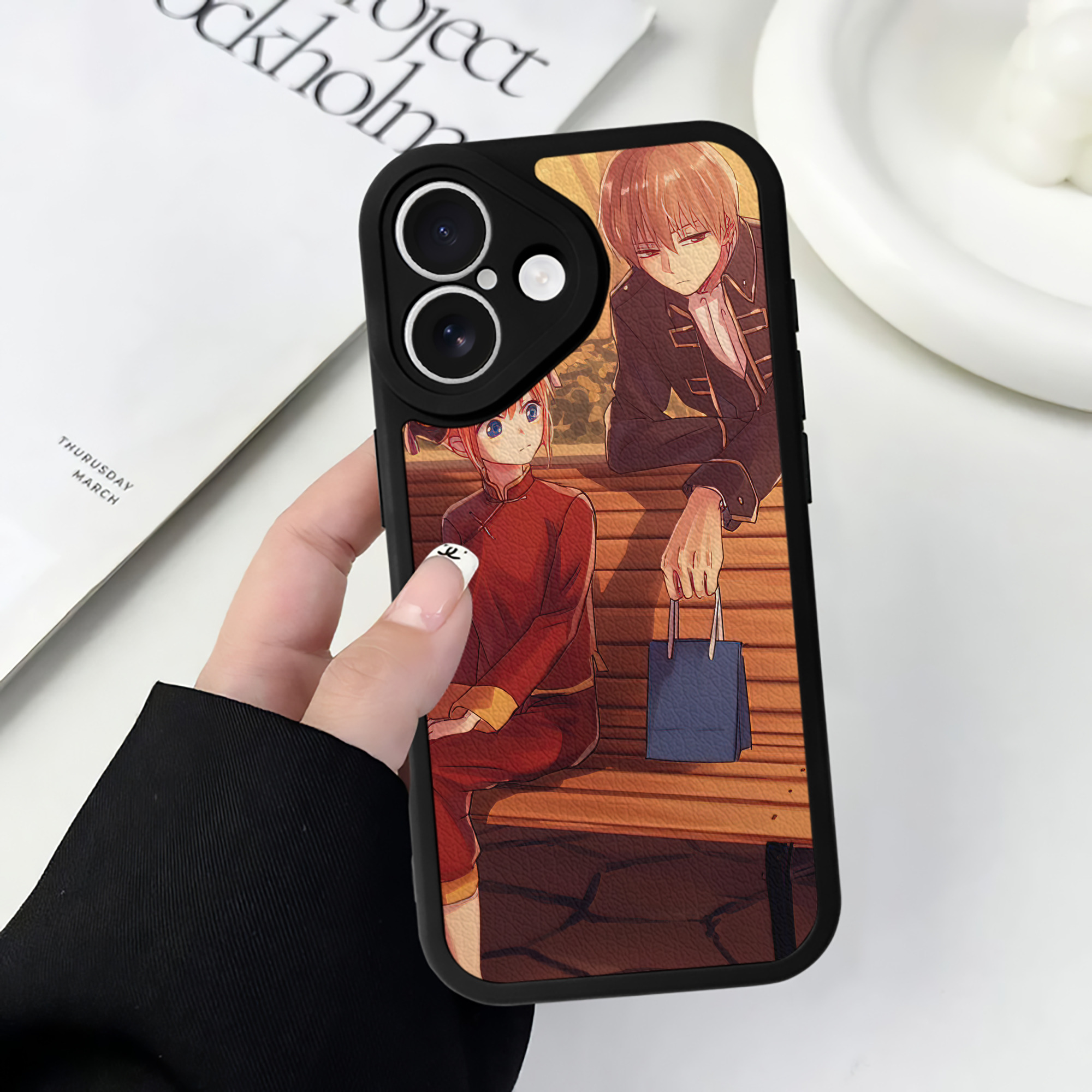 （画像用） ぎんたま 坂田銀時（さかたぎんとき） 神楽 志村新八（しむら しんぱち） GINTAMA Sakata Gintoki Kagura Shimura Shinpachi 【iPhone 16シリーズ対応】シリコンスマホケース（レザー調） 材質：シリコン